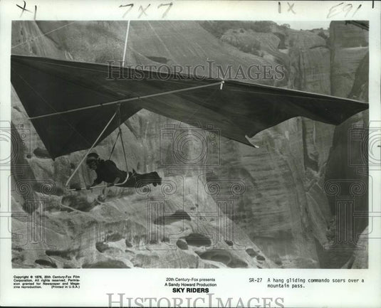 1976 Press Photo Hang Glider in Movie "Sky Riders" - nox25830