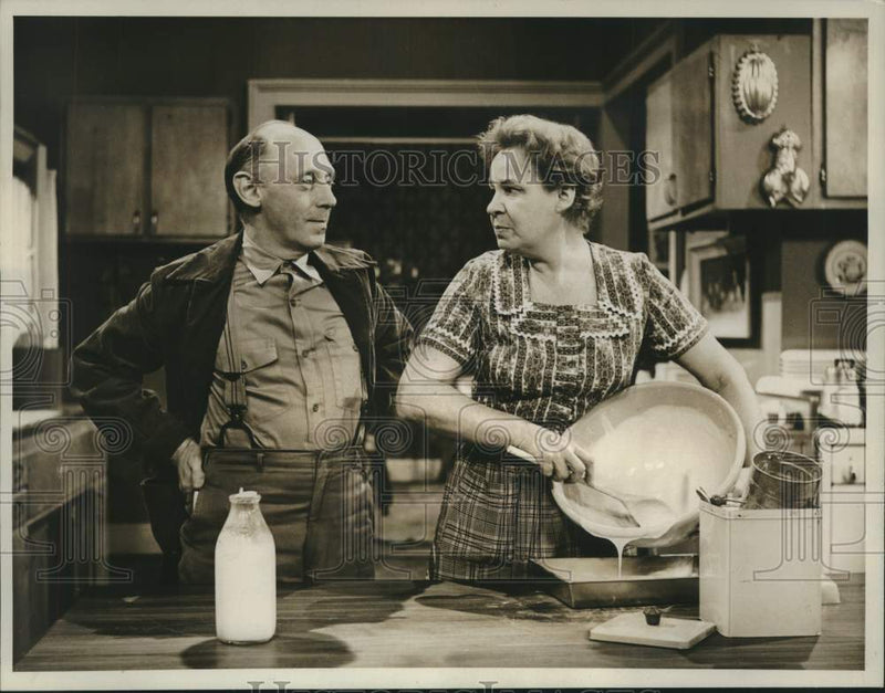 Load image into Gallery viewer, 1961 Press Photo Actors William Hansen, Shirley Booth in "Welcome Home"
