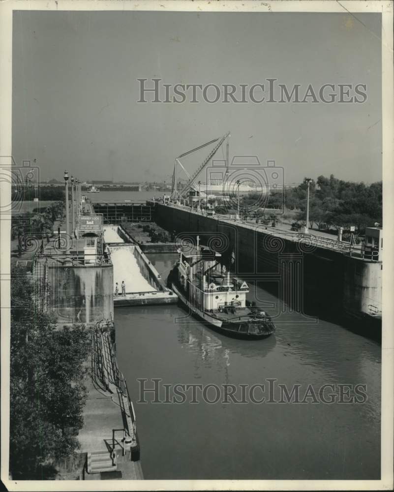 1954 Press Photo Suphur tow lock through Harvey Locks, enters Mississippi River