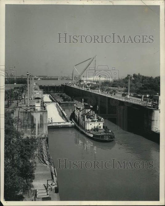 1954 Press Photo Suphur tow lock through Harvey Locks, enters Mississippi River