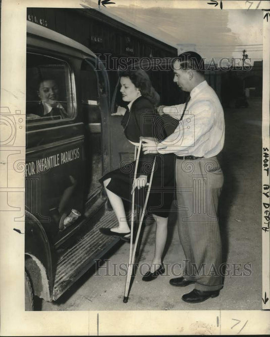 1948 Press Photo Muriel Miller, Polio victim, helped by Driver Mark Duplantis