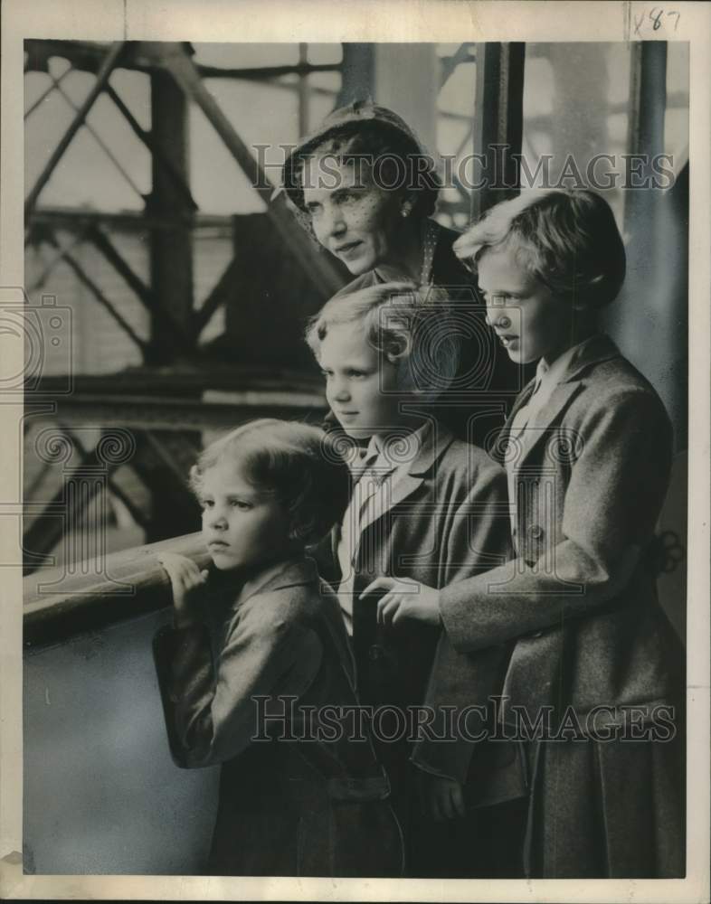 Load image into Gallery viewer, 1952 Press Photo Queen Ingrid of Denmark and her children arrive in England

