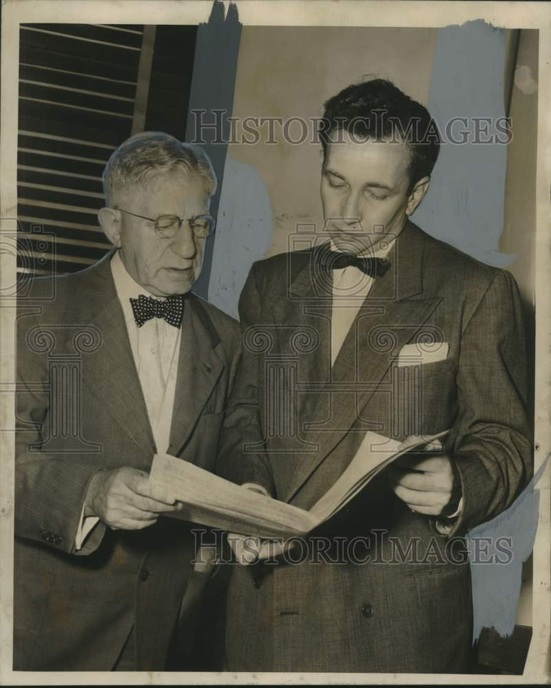 Load image into Gallery viewer, 1953 Press Photo Rabbi Emil Leipziger &amp; Israel Jacobson Jewish Welfare Drive
