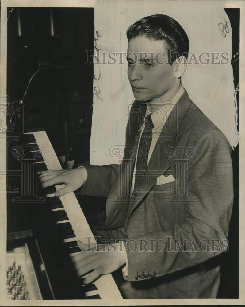 1951 Press Photo Classical Pianist Byron Janis Playing Piano - nox26062