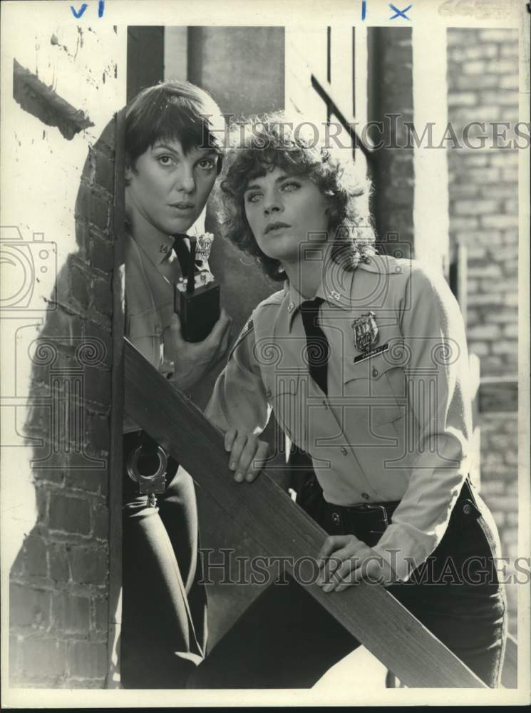 1982 Press Photo Actors Tyne Daly, Meg Foster in &quot;Cagney &amp; Lacey&quot; on CBS