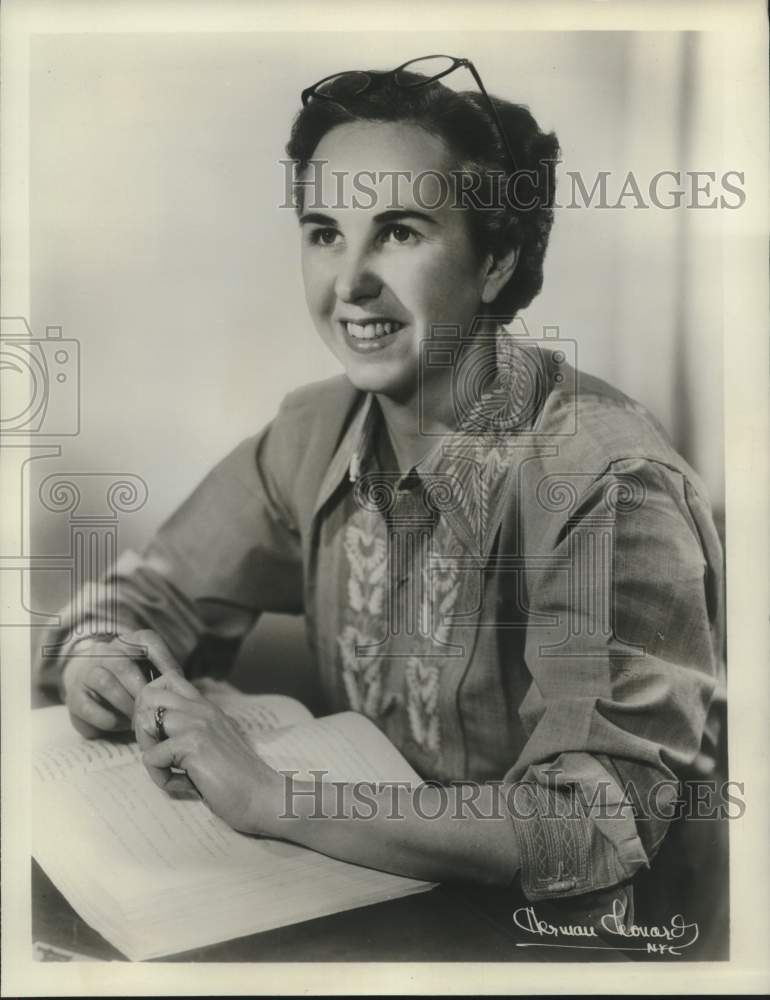 Load image into Gallery viewer, 1959 Press Photo Elizabeth Janeway, author of "Leaving Home"
