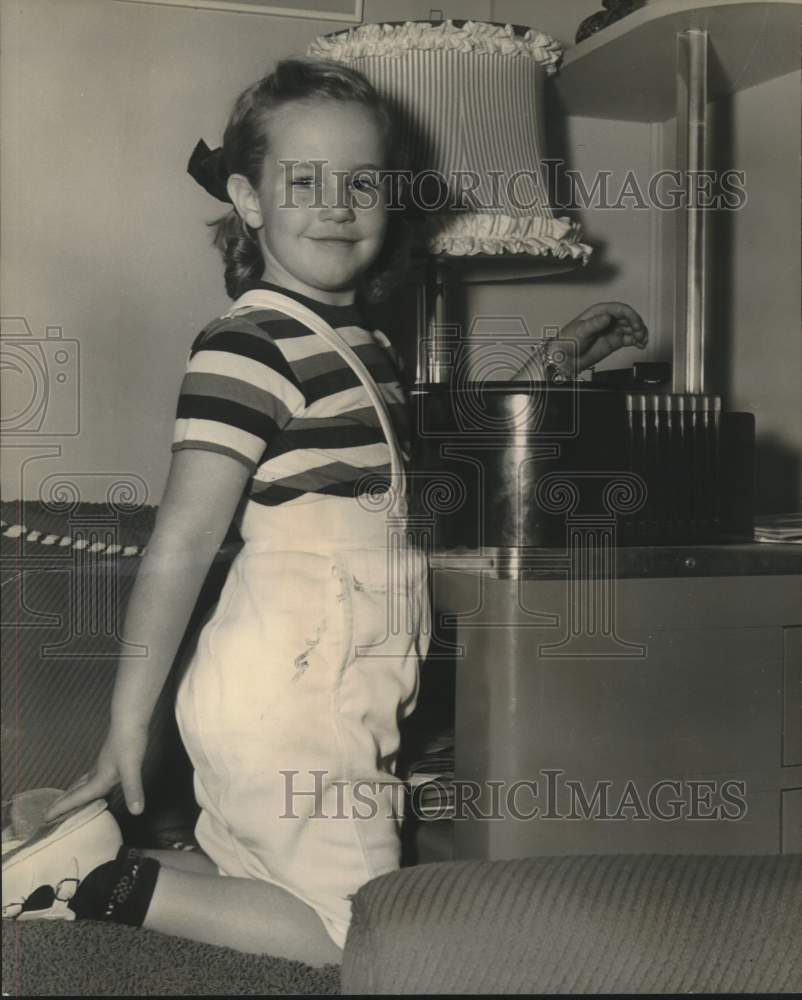 1949 Press Photo Five year old Victoria Elizabeth James, Child Actress