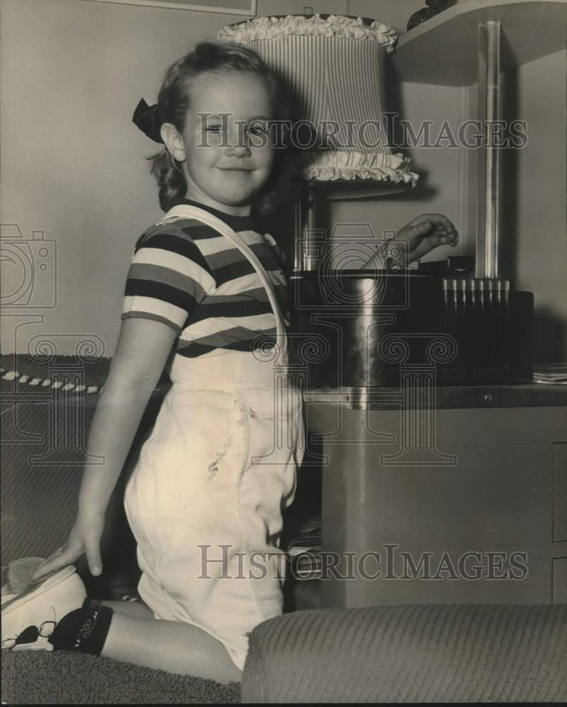 Load image into Gallery viewer, 1949 Press Photo Five year old Victoria Elizabeth James, Child Actress
