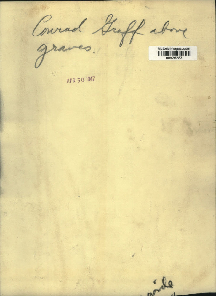 1947 Press Photo Conrad Graff above graves at Funeral