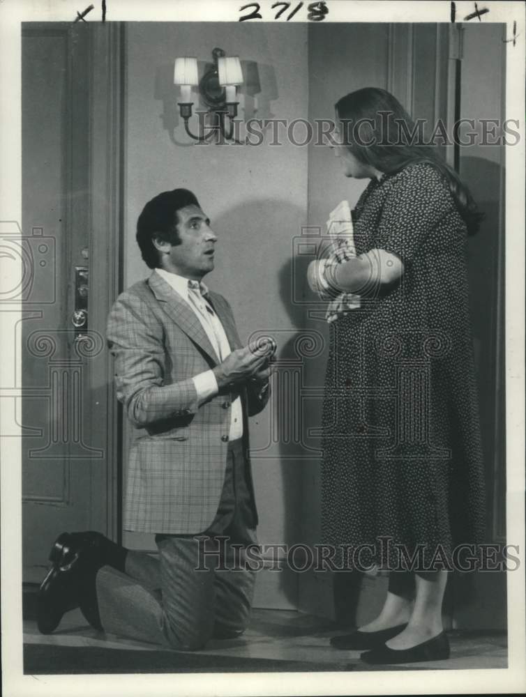 Load image into Gallery viewer, 1979 Press Photo Judd Hirsch and Suzanne Kent, "Taxi"
