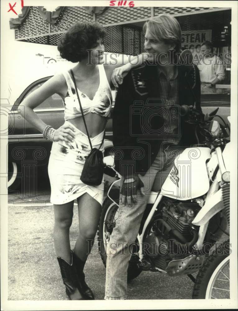 Load image into Gallery viewer, 1987 Press Photo Mariska Hargitay and Brett Cullen, "Falcon Crest"
