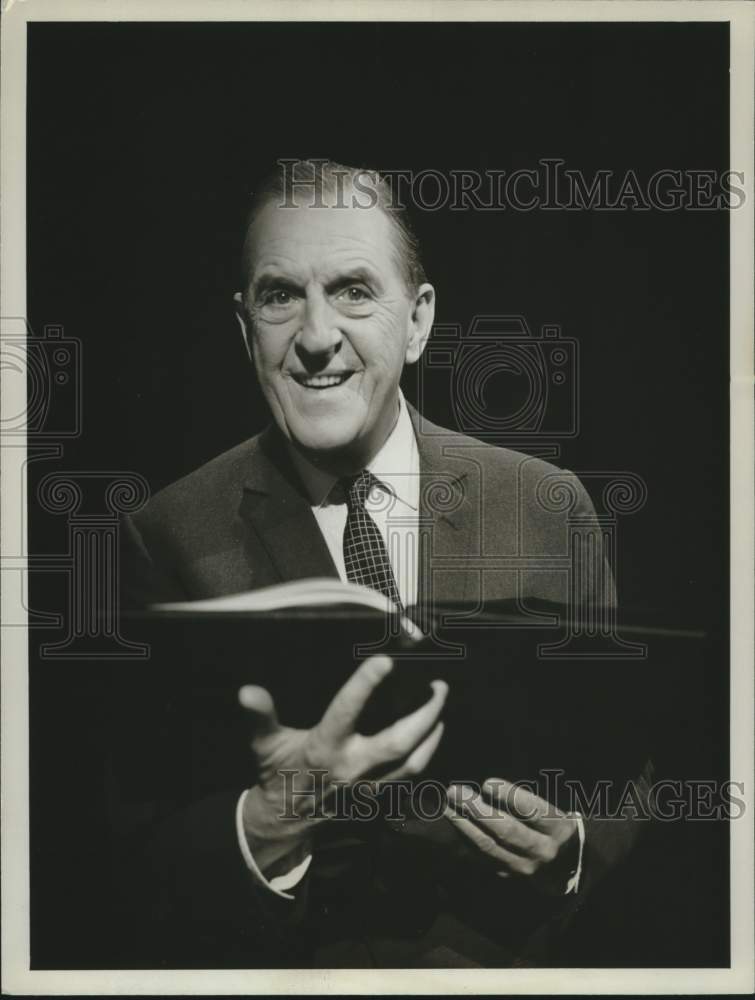Load image into Gallery viewer, 1962 Press Photo Stanley Holloway, "Lap Unto My Feet"
