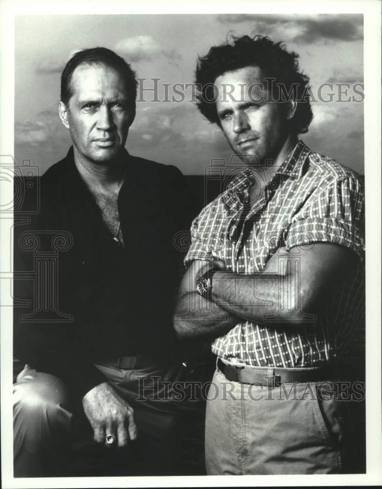 Load image into Gallery viewer, 1988 Press Photo David Carradine and Gregory Harrison, "Oceans of Fire"
