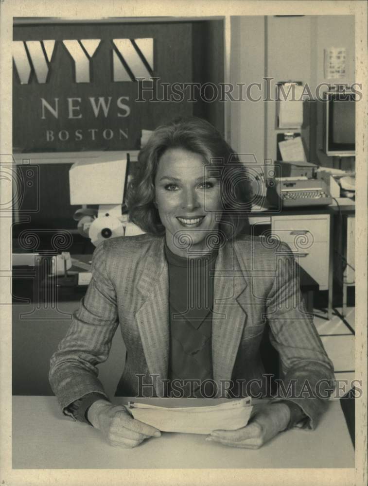 Load image into Gallery viewer, 1983 Press Photo Mariette Hartley, "Goodnight Beantown"
