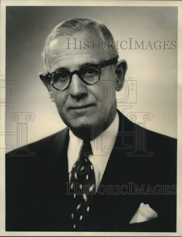 Load image into Gallery viewer, 1949 Press Photo Robert M. Hitshew, President Chicago Traffic Club
