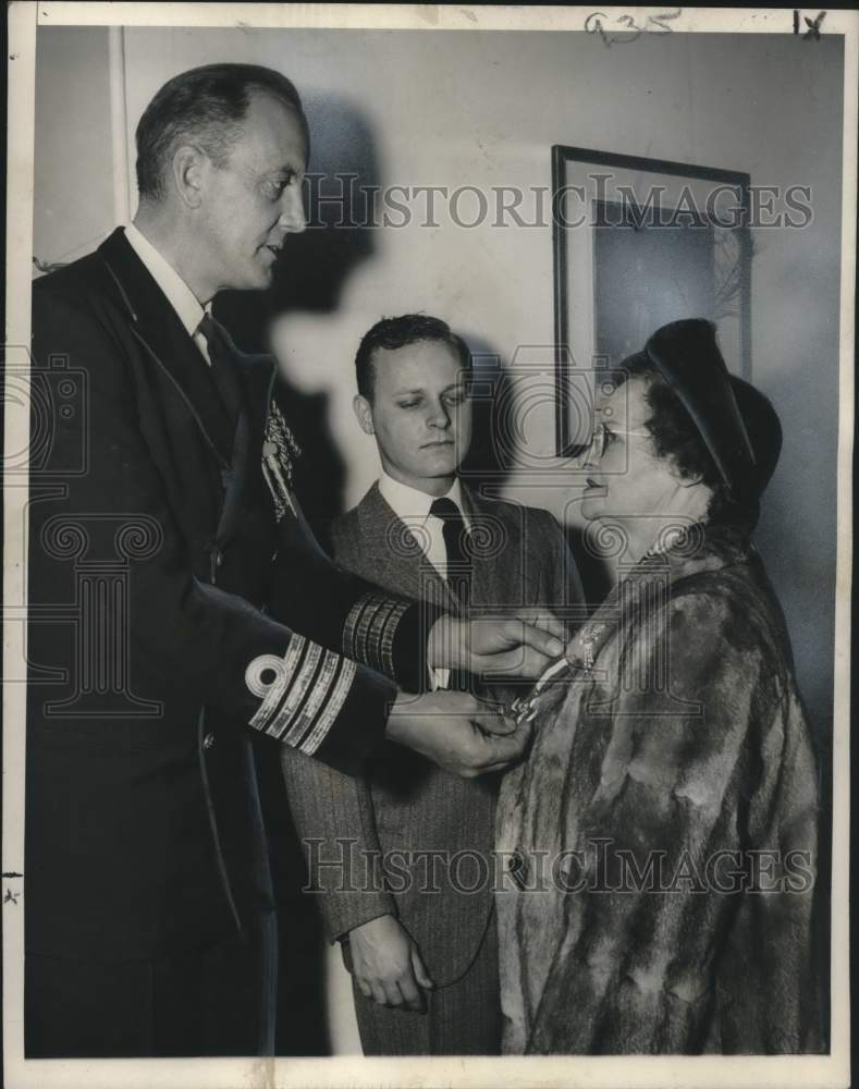 Load image into Gallery viewer, 1949 Press Photo Captain John Holmes presents award to Mrs. Ursula Jensen
