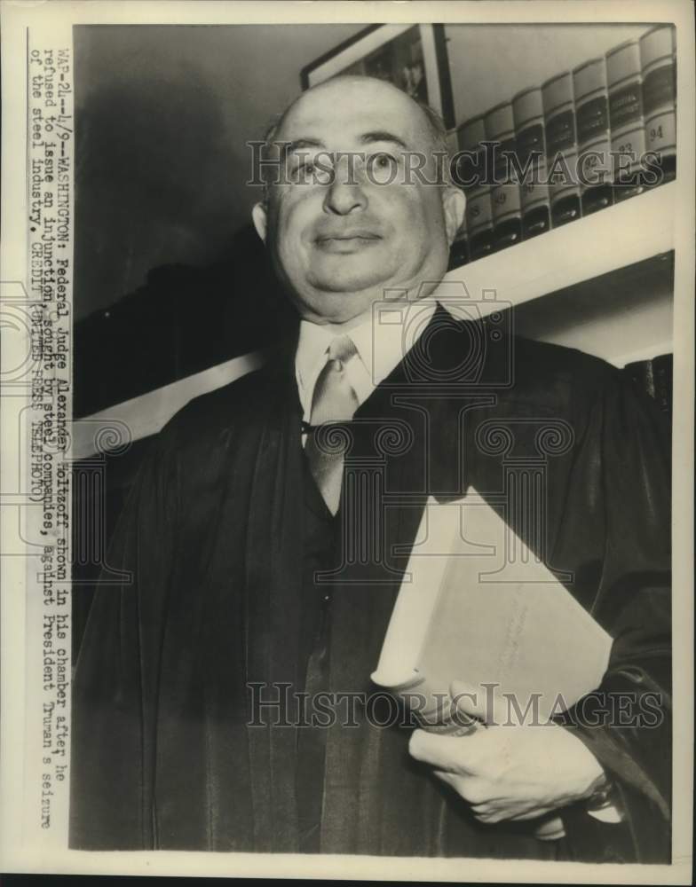 1952 Press Photo Federal Judge Alexander Holtzoff in his chambers