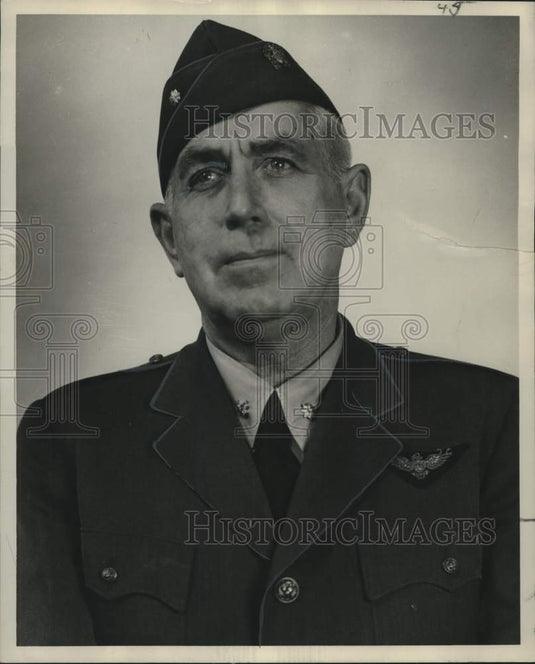 1951 Press Photo Commander Barry Holton-Navy Publicity Officer Shift. Commander