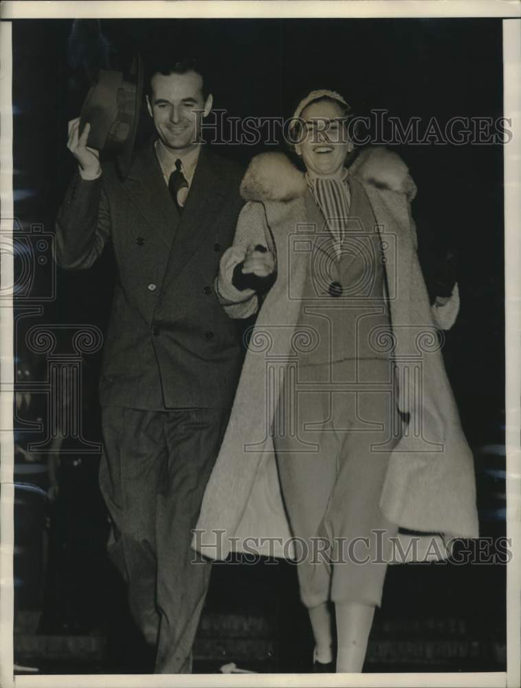 Load image into Gallery viewer, 1937 Press Photo Allan Hoover and Miss Margaret Conerly, marry in Los Angeles
