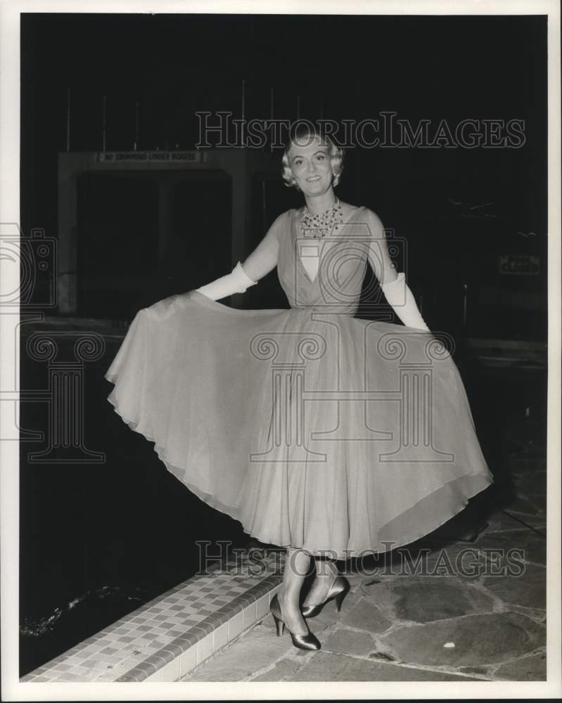 1957 Press Photo Mrs. Ruth Hood, model