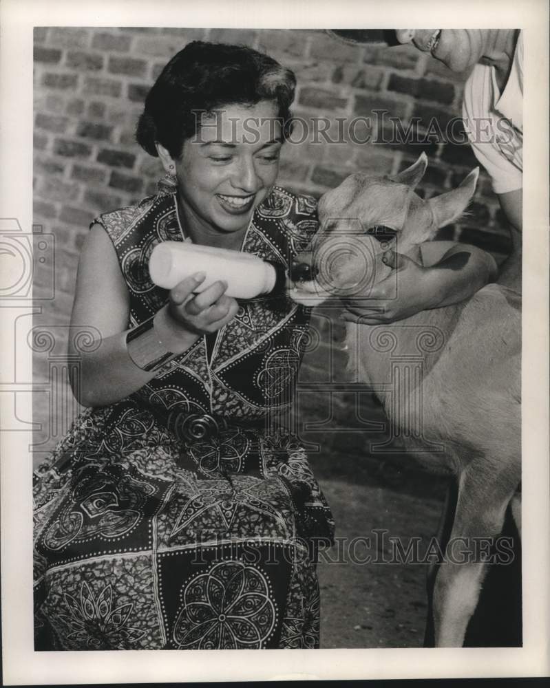 1954 Press Photo Cloe Huth and Baby Elaud at zoo- Historic Images