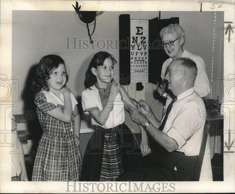 Load image into Gallery viewer, 1957 Press Photo Dr. Geroge Cronan giving polio re-boosters
