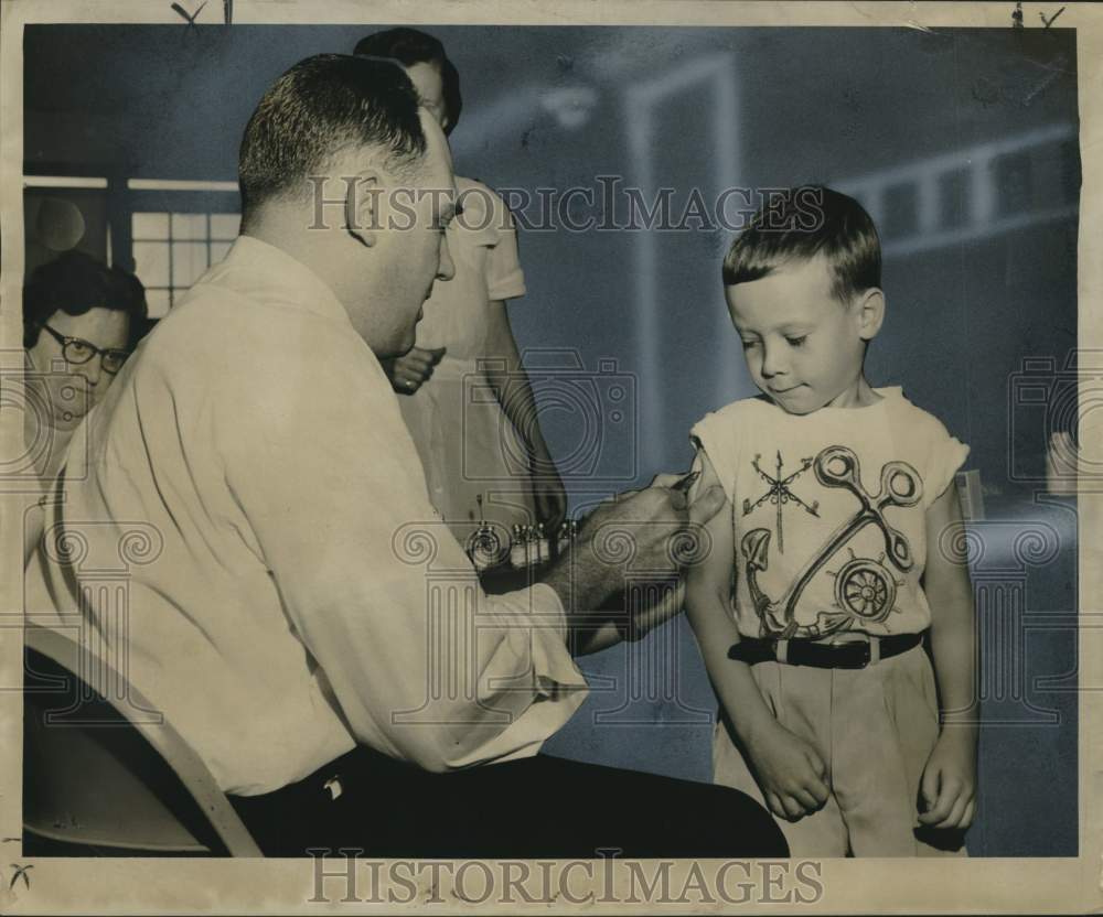 1955 Press Photo Edward Hennisen receives polio vaccine, Jackson School