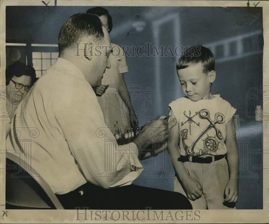 1955 Press Photo Edward Hennisen receives polio vaccine, Jackson School