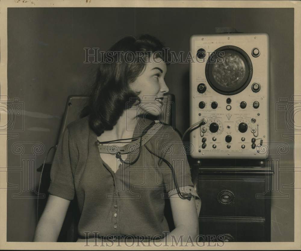 1956 Press Photo Temple Fleming demonstrates automatic iron lung