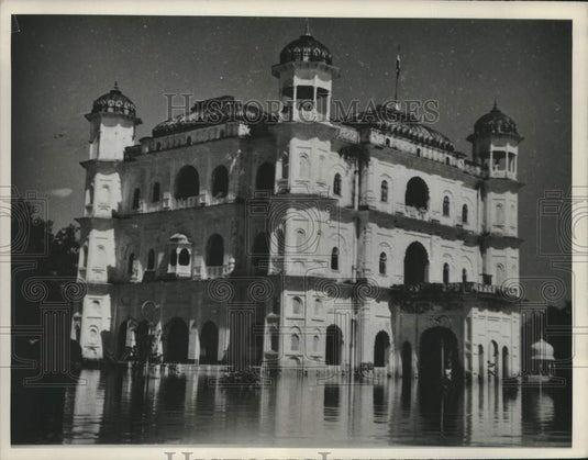 1960 Press Photo Butler Palace. Lucknow, India, surrounded by flood water