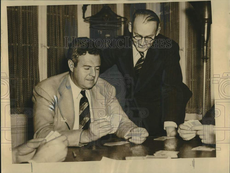 Load image into Gallery viewer, 1940 Press Photo Bridge Player Oswald Jacoby at Bridge Game in New Orleans
