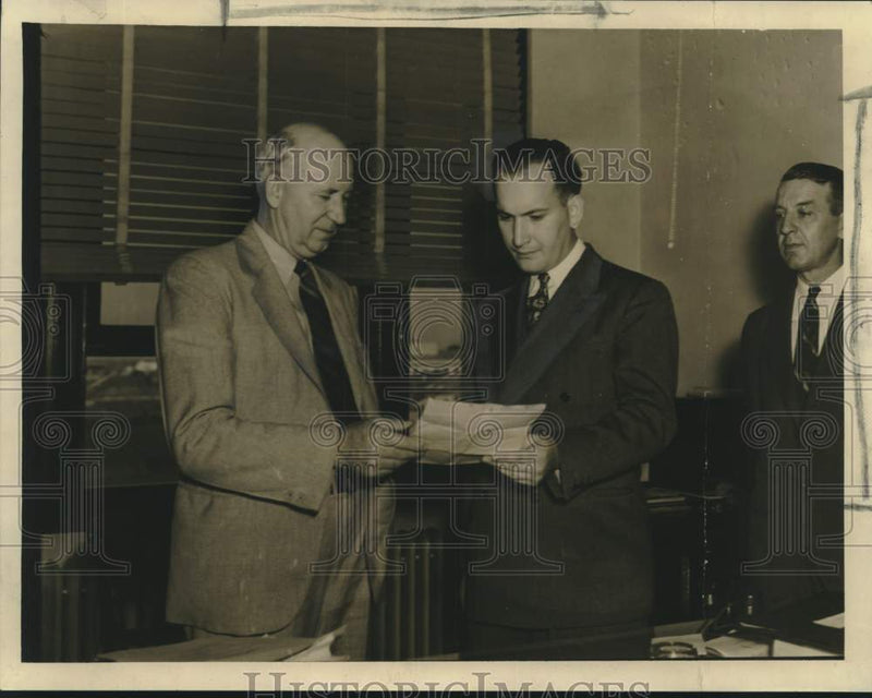 Load image into Gallery viewer, 1940 Press Photo Jefferson Parish Probe Discussed by Committeeman, Attorney
