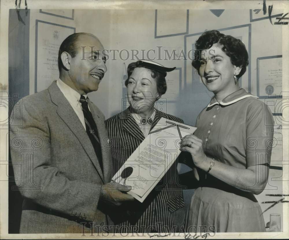 1955 Press Photo New Orleans Councilman Presents Proclamation to Hadassah