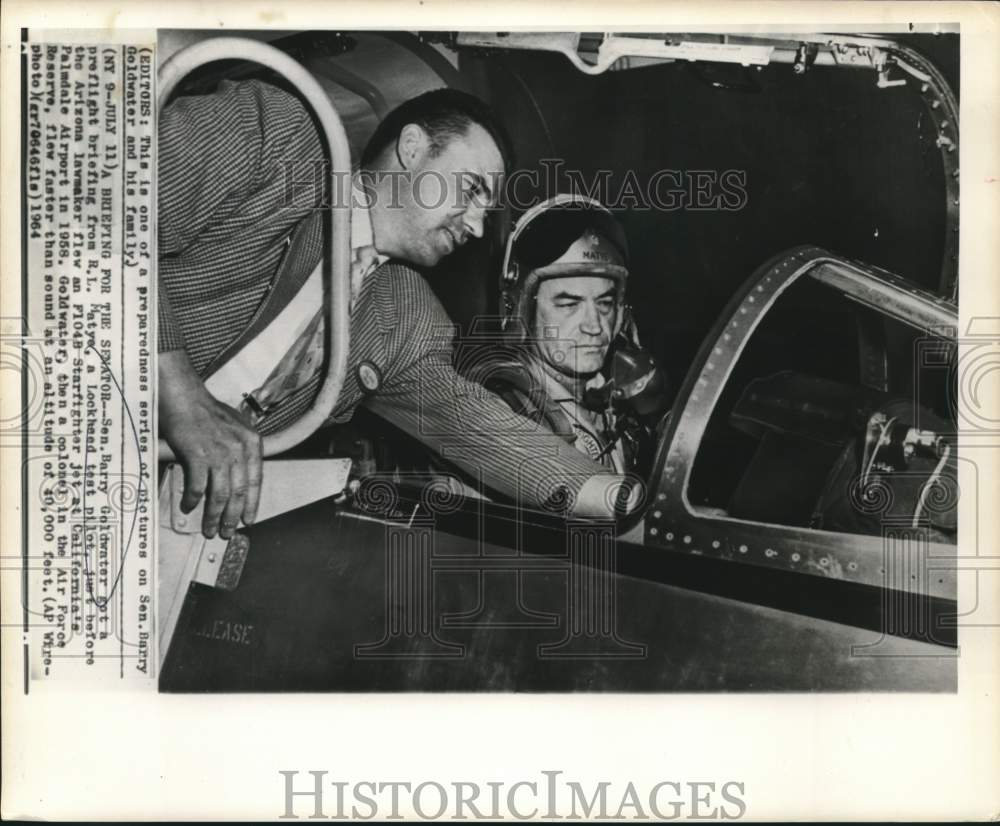 1958 Press Photo Air Force Reserve Colonel Barry Goldwater at Preflight Briefing