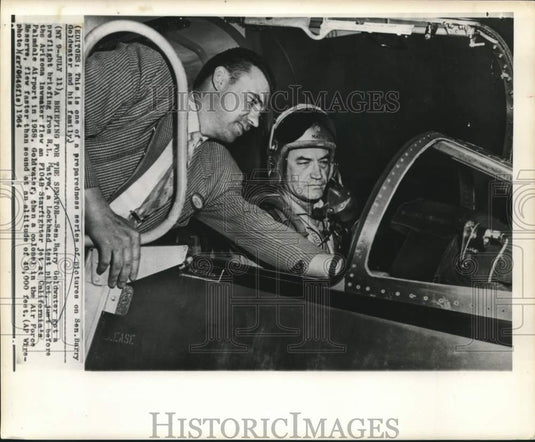 1958 Press Photo Air Force Reserve Colonel Barry Goldwater at Preflight Briefing