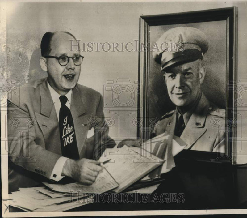 Load image into Gallery viewer, 1951 Press Photo Henry B. Jameson with Petitions for Eisenhower for President
