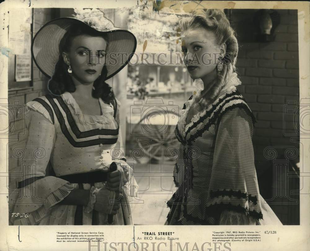 1947 Press Photo Actors Ann Jeffreys, Madge Meredith in &quot;Trail Street&quot;- Historic Images