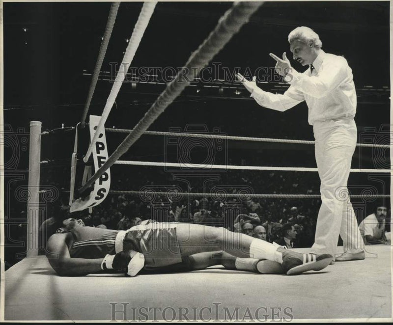 Load image into Gallery viewer, 1977 Press Photo Soviet Referee Counts Out over U.S. Boxer Ed Gregg, New Orleans
