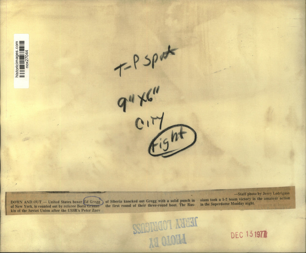 1977 Press Photo Soviet Referee Counts Out over U.S. Boxer Ed Gregg, New Orleans