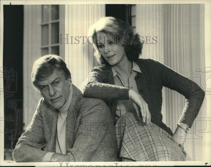 Load image into Gallery viewer, 1983 Press Photo Actors Dick Van Dyke, Mariette Hartley in "Drop-Out Father"
