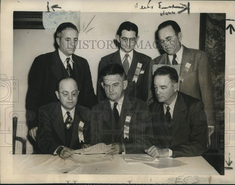 Load image into Gallery viewer, 1947 Press Photo Louisiana Municipal Association Officers Elected in New Orleans
