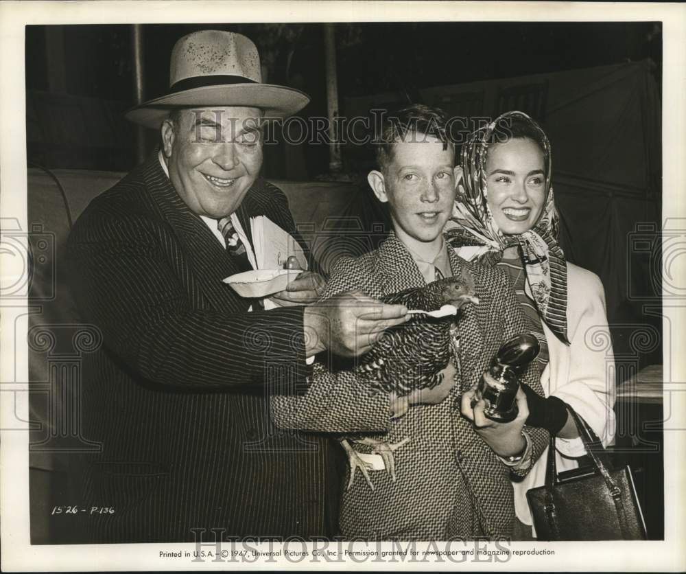 1947 Press Photo Owner, Celebrities with &quot;Miss Slick Chick of 1947&quot; Hen- Historic Images