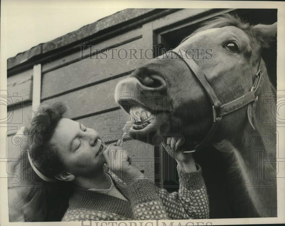 1959 Press Photo Zoo Attendant June Thompson Brushes Horse&#39;s Teeth, England