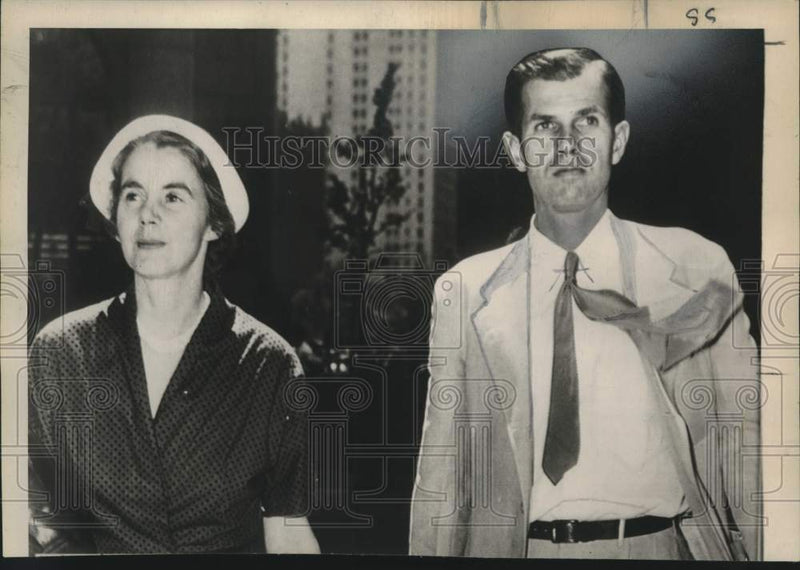 Load image into Gallery viewer, 1949 Press Photo Mr. &amp; Mrs. Alger Hiss-Leave Un-American Activities Court
