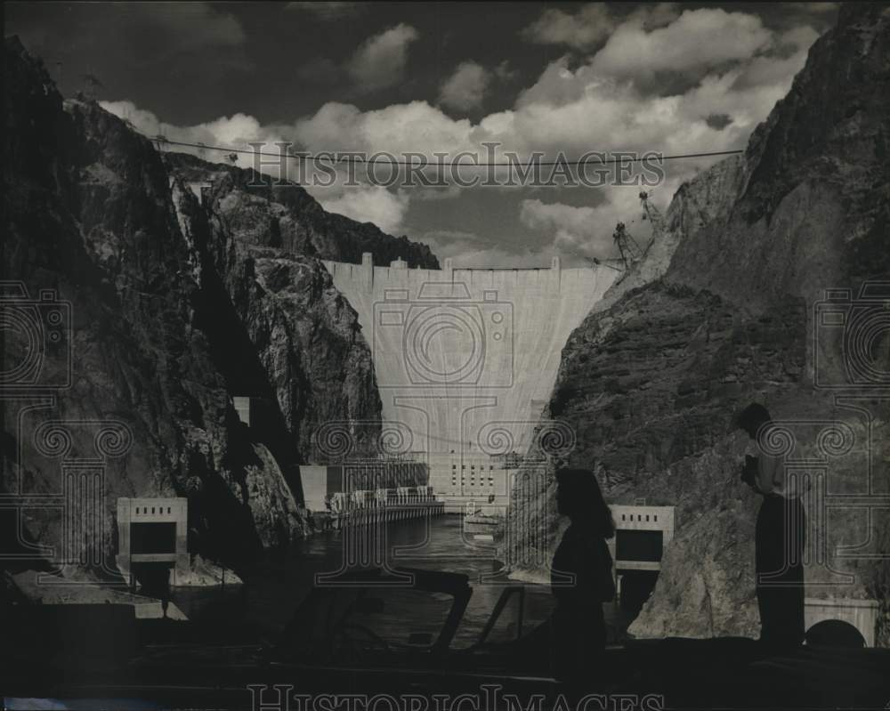 1951 Press Photo Tourists at Hoover Dam - nox27348