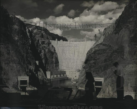 1951 Press Photo Tourists at Hoover Dam - nox27348