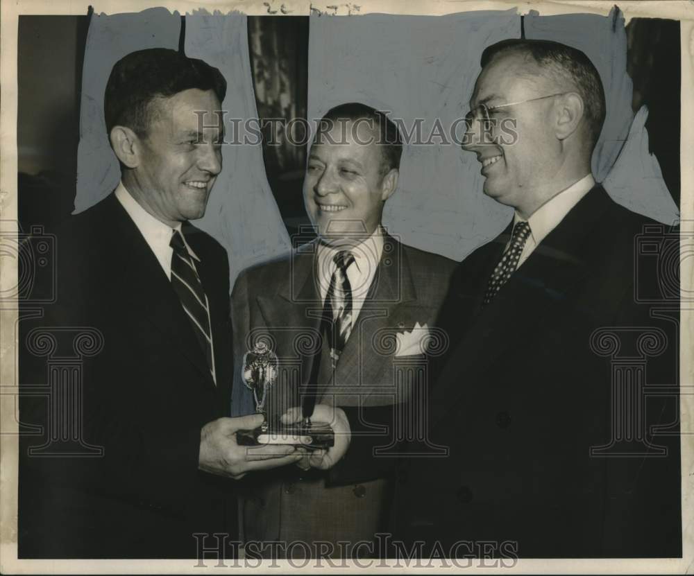 1952 Press Photo Magazine Market Businessmen&#39;s Association Honors Commissioner