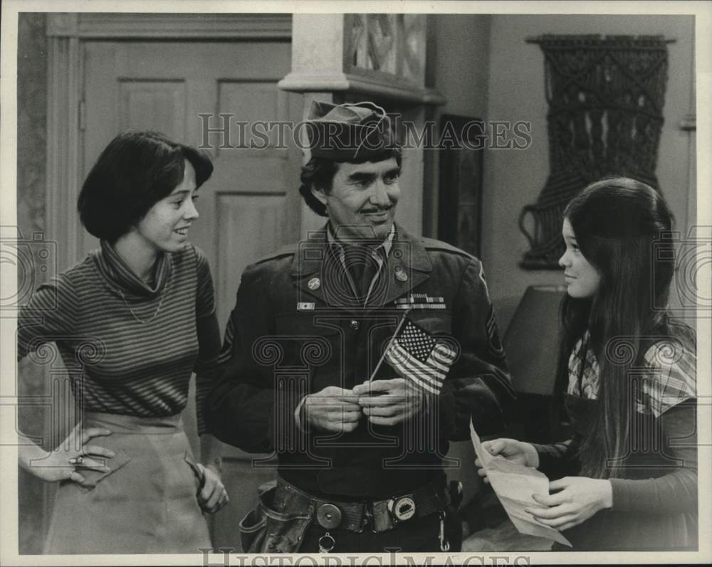 1976 Press Photo Pat Harrington & Teen Girl Cast from "One Day at a Time"