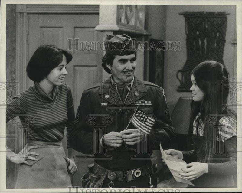 Load image into Gallery viewer, 1976 Press Photo Pat Harrington &amp; Teen Girl Cast from "One Day at a Time"
