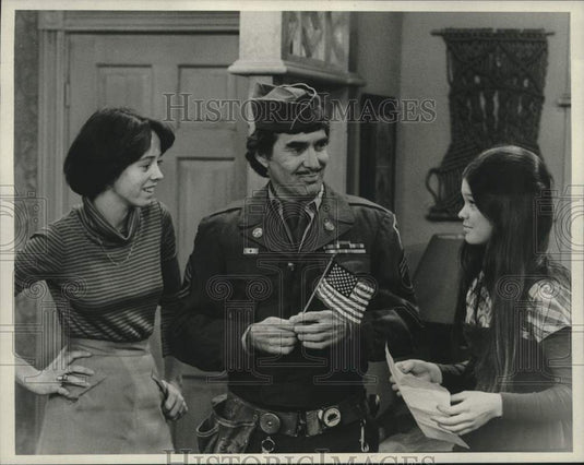 1976 Press Photo Pat Harrington & Teen Girl Cast from "One Day at a Time"